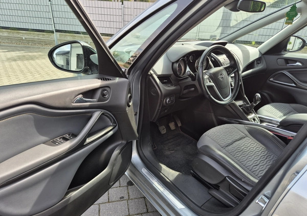 Opel Zafira cena 35500 przebieg: 166000, rok produkcji 2015 z Głogów małe 352